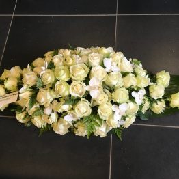 Rouwstuk met witte rozen