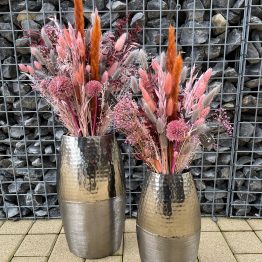 Vaas aluminium met roze droogbloemen