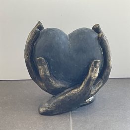 Sculptuur "Hart in Handen"
