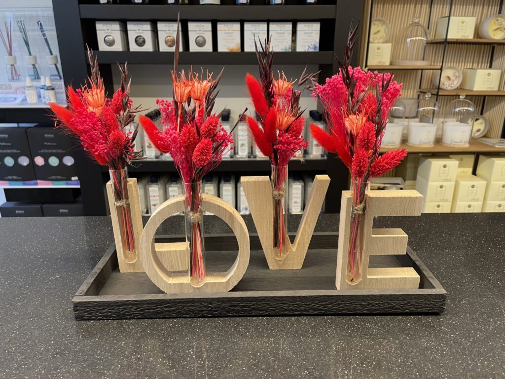 Love letters met rode droogbloemen - Duizendschoon