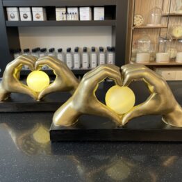 Handen hart met bol led verlichting